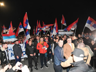 Srbi iz AP KiM koji pješače ka Novom Sadu nastavili put