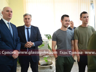 Каран ручао са студентима у мензи