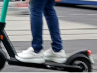 U Doboju povrijeđen maloljetnik: Trotinetom udario u automobil