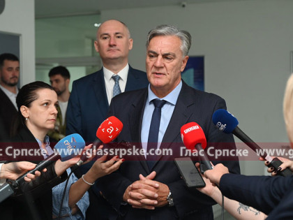 Каран ручао са студентима у мензи
