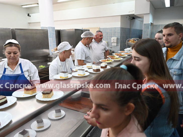 Каран ручао са студентима у мензи