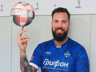 Miroslav Raduljica debituje kao fudbaler: Evo kako se priprema za meč! (VIDEO)