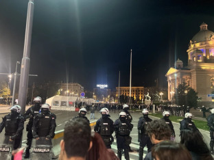 Situacija ispred Skupštine se smiruje, policajci spustili štitove