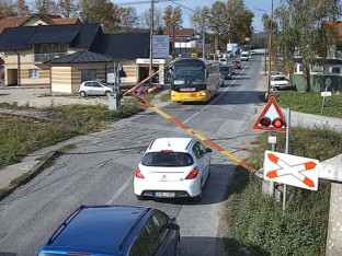 Žena ignorisala crveno svjetlo i srušila rampu  (VIDEO)