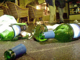Haos u Laktašima: Lupali u kafiću, oštetili policijsko vozilo