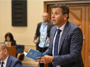 Vukanović izveden iz skupštinske sale