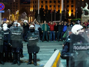 Napeta atmosfera ispred Skupštine: dva skupa, hiljade ljudi, policajci u opremi za razbijanje demonstracija (FOTO)