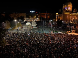 BEOGRAD: Skup pristalica vlasti završen, sa druge strane ograde građani podržavaju Dijanu Hrku
