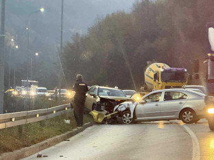 Teška saobraćajna nesreća: Direktan sudar dva automobila, policija na terenu