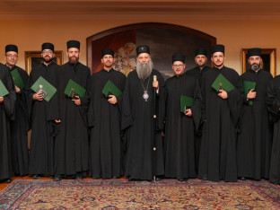 Patrijarh Porfirije blagoslovio novorukopoložene đakone
