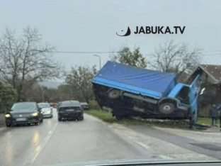 Nesreća kod Širokog Brijega: Kamion završio u kanalu