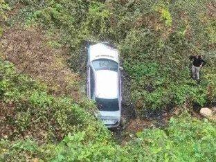 Mercedes završio u provaliji