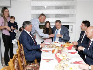 Додик и Каран посјетили вишечлану породицу Крунић