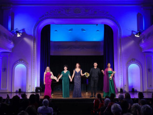Banski dvor ispunjen muzikom, ljubavlju i prijateljstvom za Albinu