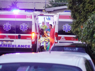 Automobil se prevrnuo, povrijeđena cijela porodica: Dvoje male djece hitno prevezeno u bolnicu