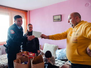 Хуманост на дјелу: Кадети Полицијске академије прикупили помоћ за самохраног оца и његову кћерку