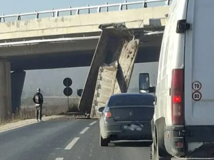 (VIDEO) Kipom kamiona udario u nadvožnjak autoputa