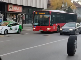 Autobusu u Nišu otpao točak: Snimak koji je šokirao građane