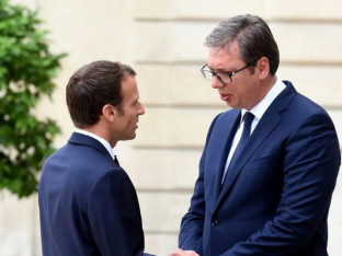 Vučić stigao u Pariz, slijedi radna večera sa Makronom
