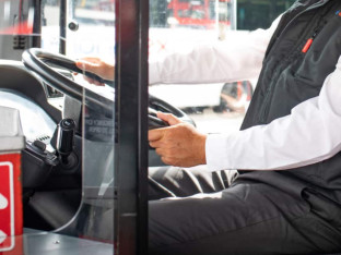 Muškarac teško povrijedio vozača autobusa i pobjegao