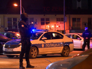 “Mercedes” sletio sa puta, poginuli vozač i suvozač