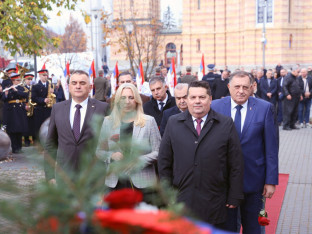 Положени вијенци код споменика Бану Милосављевићу