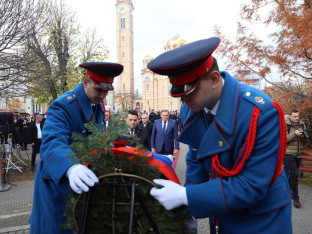 Положени вијенци код споменика Бану Милосављевићу