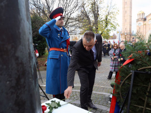 Положени вијенци код споменика Бану Милосављевићу