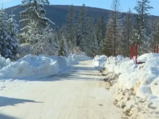 Biračko mjesto blokirano snijegom