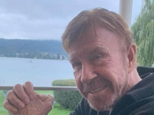 Čak Noris u 85. godini pokazao mišiće (FOTO)