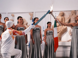 Upaljena olimpijska baklja za ZOI 2026: Plamen krenuo iz drevne Olimpije