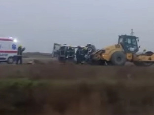 Detalji stravične nesreće u Srbiji: Kombi udario u radni valjak (VIDEO)