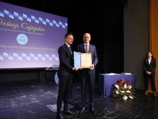 Сијарту уручен почасни докторат Универзитета у Бањалуци