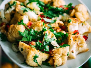Recept dana: Salata sa karfiolom, narom i pistaćima