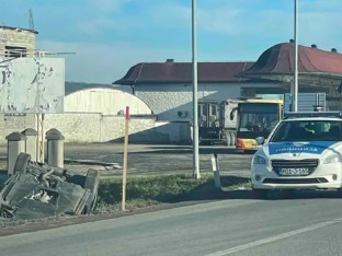 Na putu Banjaluka - Prijedor auto završio na krovu u kanalu