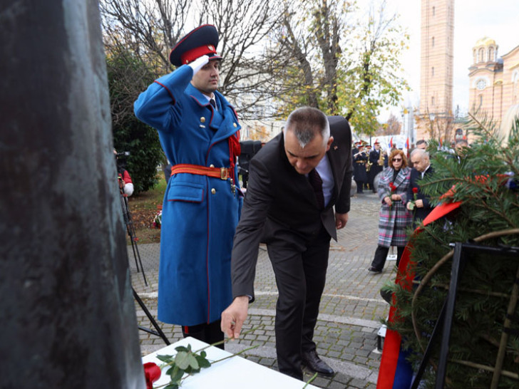 Положени вијенци код споменика Бану Милосављевићу