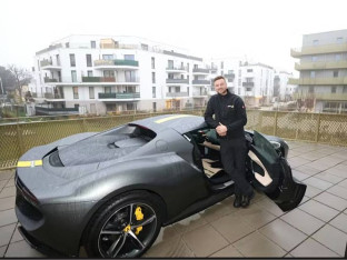 Amar Dezić nije imao gdje parkirati pa Ferrari podigao na balkon!