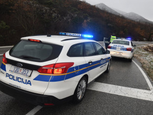 Izboden policajac, napadač u bjekstvu