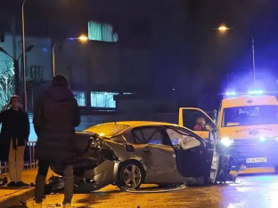 Teška nesreća u Banjaluci, automobil smrskan nakon što je udario u ogradu mosta