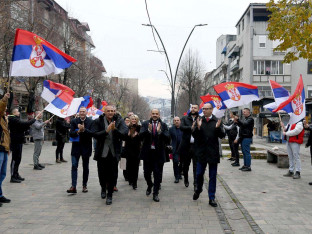 Građani na sjeveru Kosova sa srpskim zastavama dočekali nove gradonačelnike