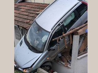 Automobil „sletio“ na krov kuće, tik iznad glave vlasnika (FOTO)