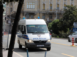 Žena umrla na stubištu, muškarac u stanu imao povrede vrata