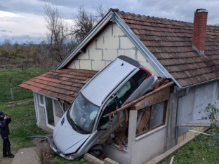 Automobil završio na kući (FOTO)