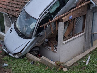 Bizarna nesreća, auto završilo na krovu kuće