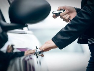 Maloljetnik u Bijeljini ukrao BMW i izazvao nezgodu