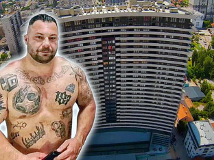 Muškarac sa tetovažom na boku i puškom u rukama: Pokazane fotografije na suđenju za ubistvo „škaljaraca“ na Krfu
