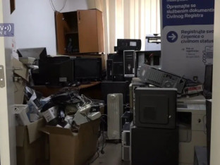 Zgrada Opštine Leposavić u potpunom haosu (VIDEO)