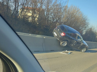 Automobil završio na zaštitnoj ogradi brzog puta Banjaluka – Laktaši
