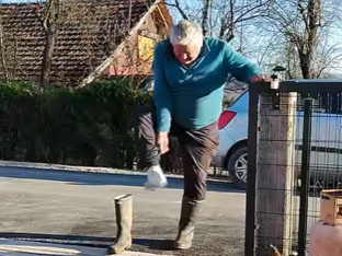 Salve smijeha u Branešcima: Penzioner skinuo čizme da ne uprlja novi asfalt (VIDEO)