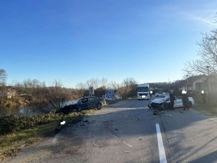 Nesreća u Prijedoru: Povrijeđena tri vozača, uništena vozila (FOTO)